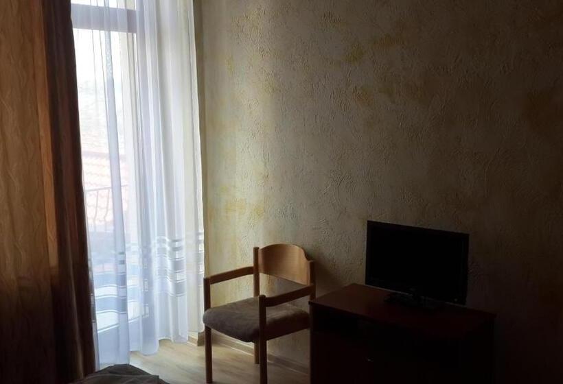 주니어 스위트, Helikon