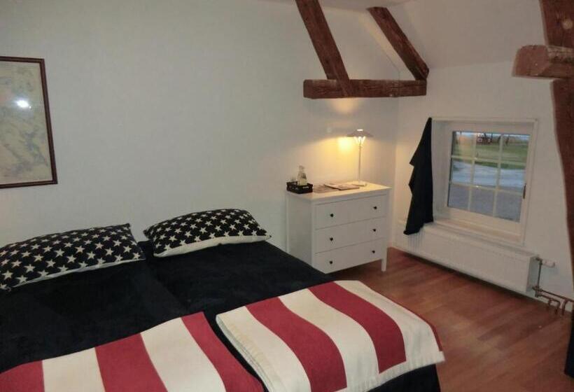 חדר סטנדרטי לארבעה עם חדר אמבטיה משותף, Strand Golf