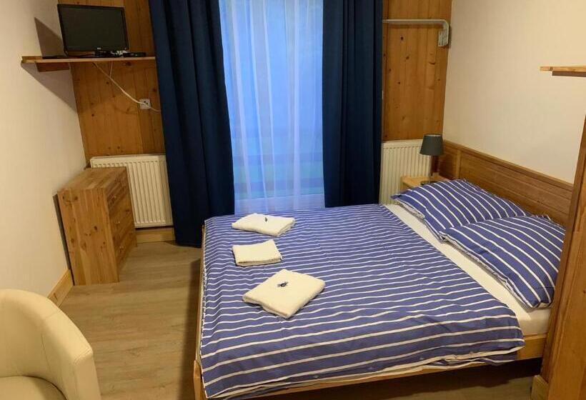 חדר סטנדרט לארבעה, Penzion A Restaurace Vyhlídka