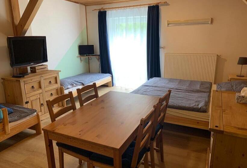 חדר לארבעה סטנדרטי עם נוף לגינה, Penzion A Restaurace Vyhlídka