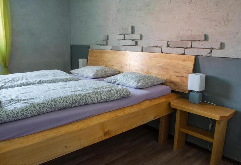 شقة غرفتين, Pura Vida