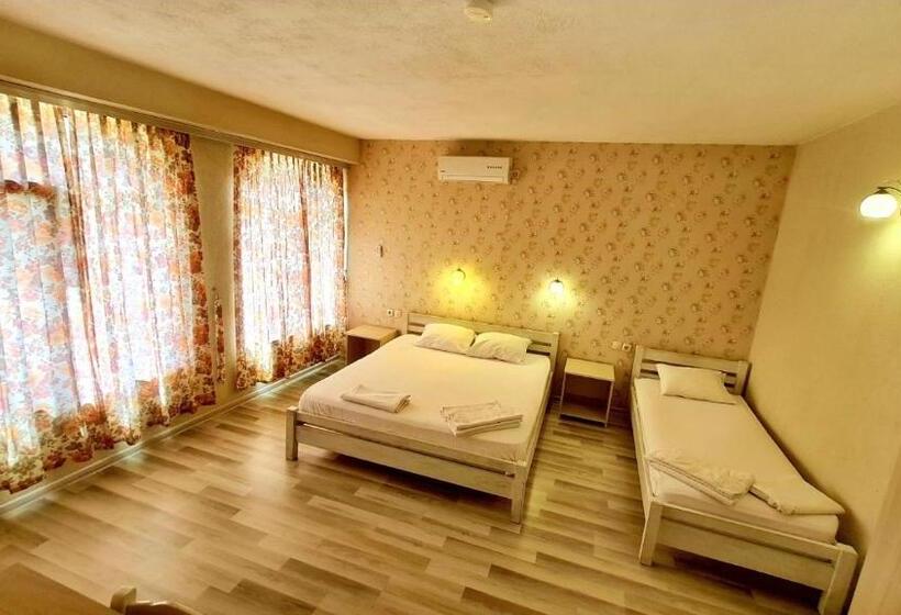 סוויטה עם נוף לנהר, Divna