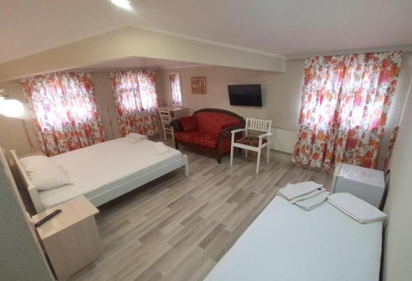 סוויטה עם נוף לנהר, Divna