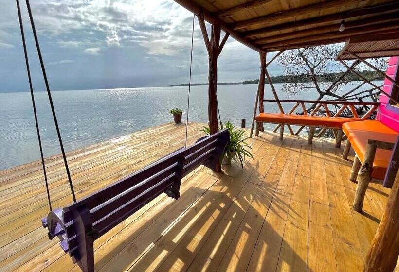 بنجلو عائلى مطل على البحر, Urraca Monkey Island Eco Resort