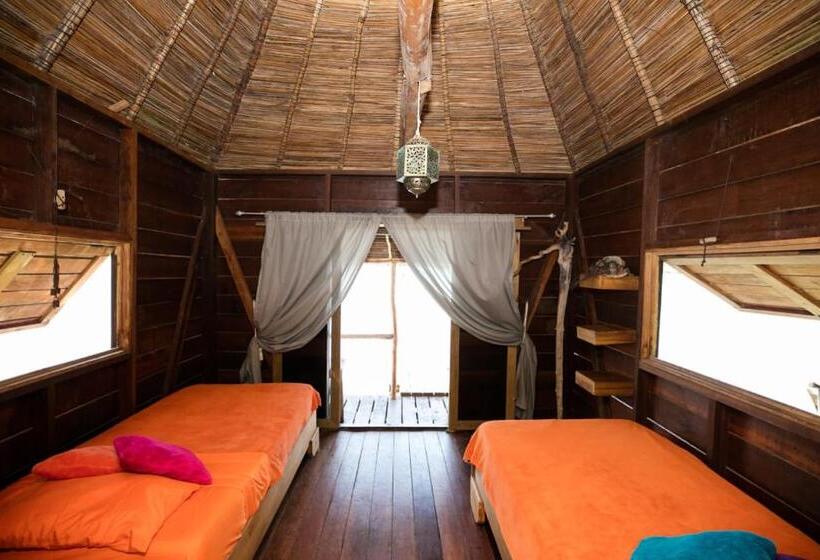 بنجلو قياسى, Urraca Monkey Island Eco Resort