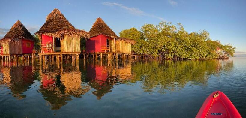 بنجلو قياسى, Urraca Monkey Island Eco Resort