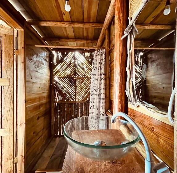 بنجلو ديلوكس, Urraca Monkey Island Eco Resort