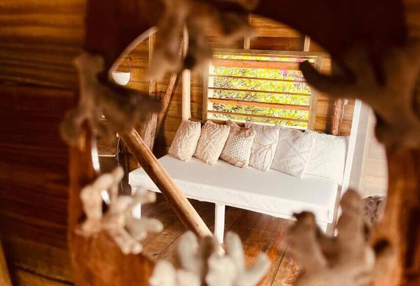 بنجلو ديلوكس, Urraca Monkey Island Eco Resort