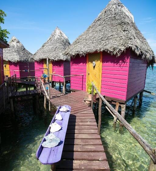 بنجلو قياسى, Urraca Monkey Island Eco Resort