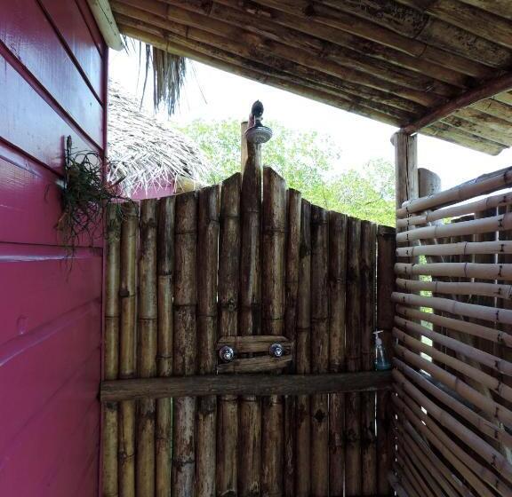 بنجلو قياسى, Urraca Monkey Island Eco Resort