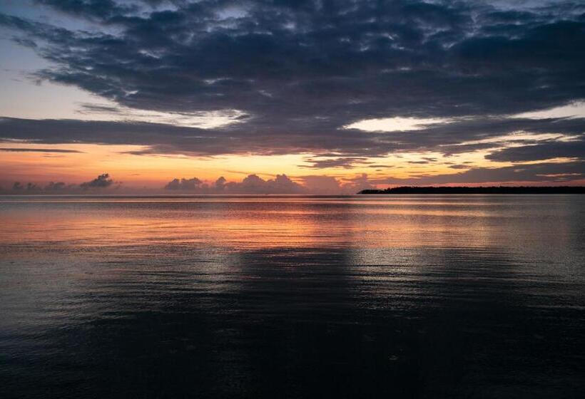 بنجلو قياسى, Urraca Monkey Island Eco Resort