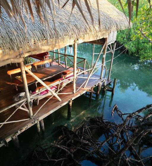 بنجلو قياسى, Urraca Monkey Island Eco Resort