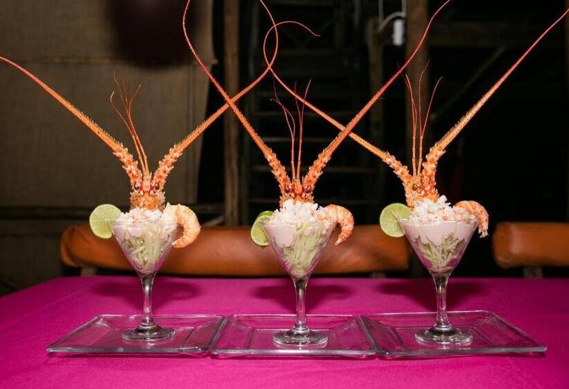 بنجلو قياسى, Urraca Monkey Island Eco Resort