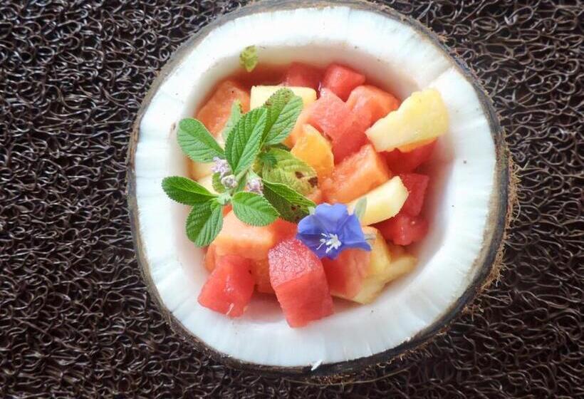 بنجلو قياسى, Urraca Monkey Island Eco Resort