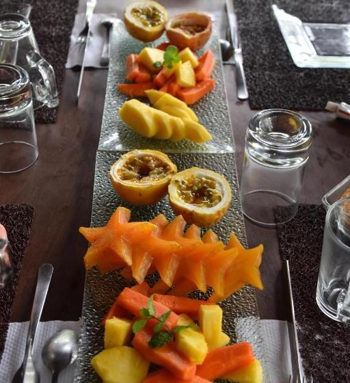 بنجلو قياسى, Urraca Monkey Island Eco Resort