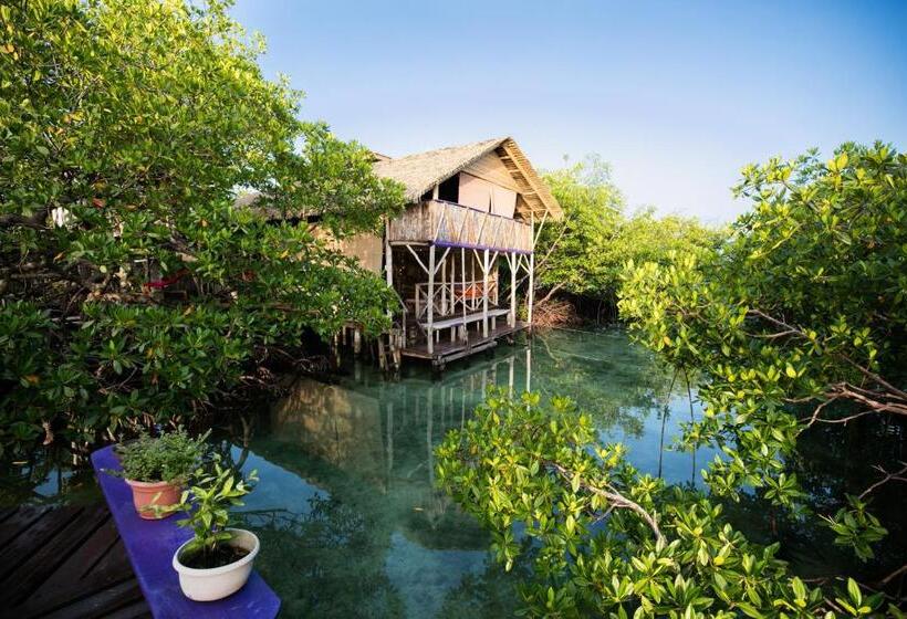 بنجلو ديلوكس, Urraca Monkey Island Eco Resort