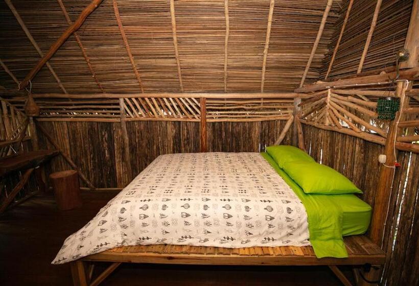 بنجلو ديلوكس, Urraca Monkey Island Eco Resort