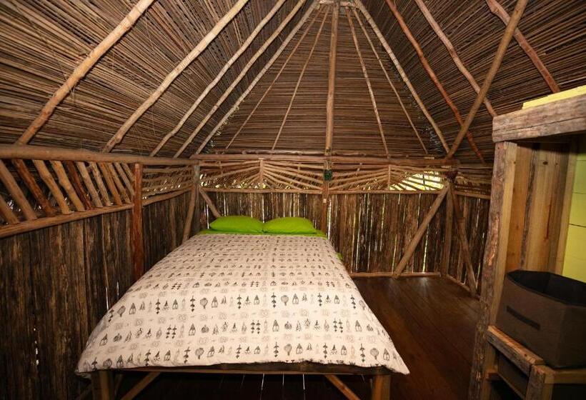 بنجلو ديلوكس, Urraca Monkey Island Eco Resort