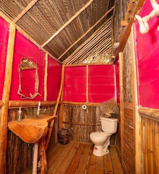 بنجلو ديلوكس, Urraca Monkey Island Eco Resort