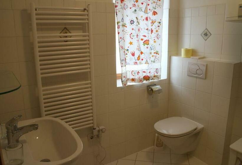 Номер Стандарт Вид на Сад, Haus Schönegger