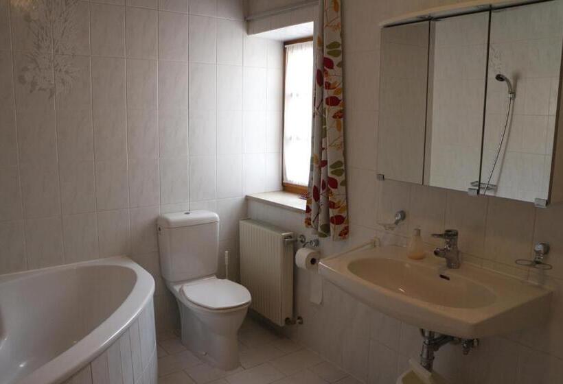 Номер Стандарт Вид на Сад, Haus Schönegger