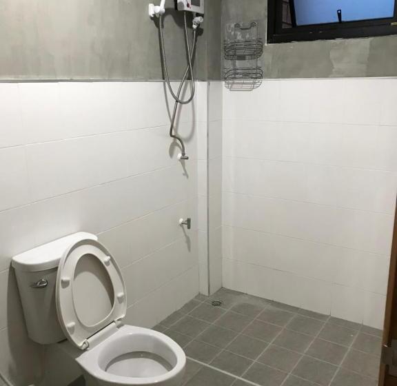 חדר סטנדרט לשלושה עם מרפסת, 168pattana 168พัฒนา