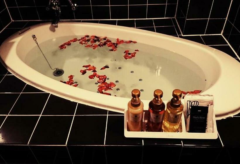 اتاق استاندارد, Aloha Inn Aine