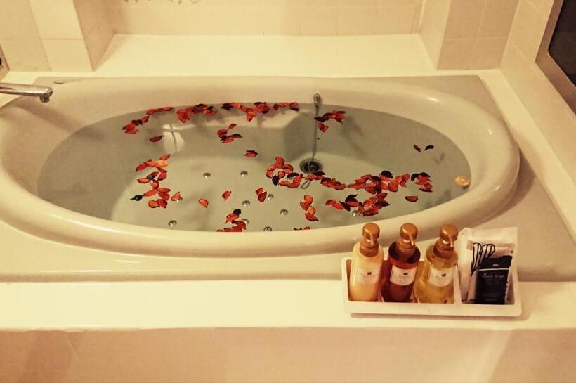 اتاق استاندارد, Aloha Inn Aine