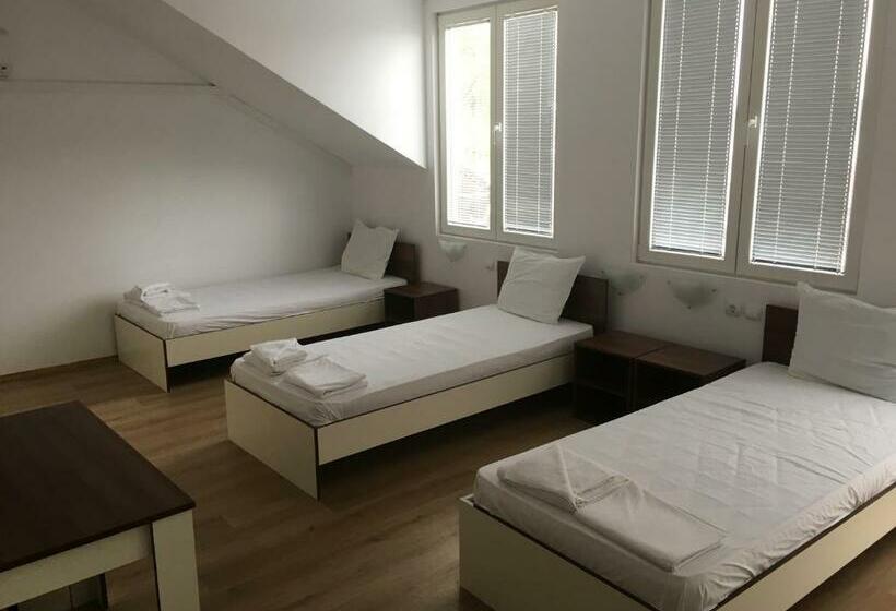 标准三人间共用浴室, By The River