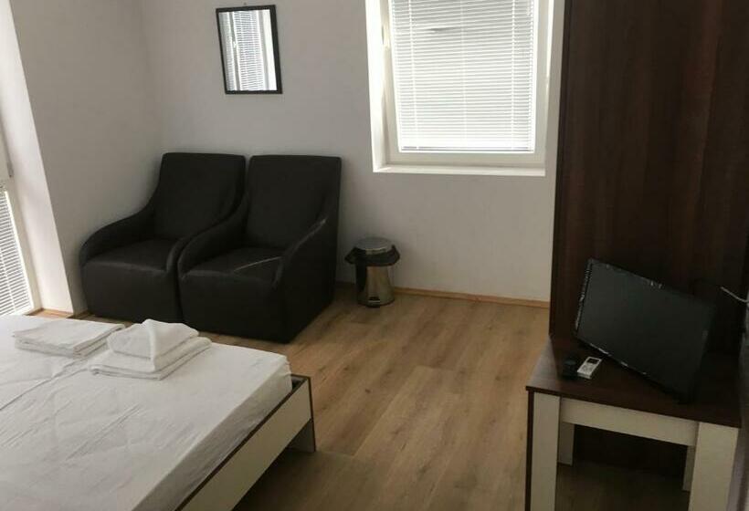 带共用浴室的标准房间, By The River