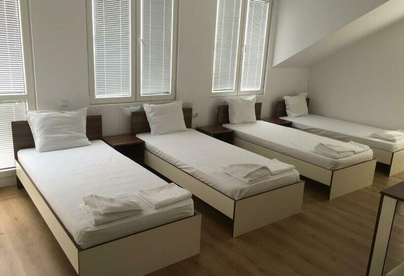 四人标准间, By The River