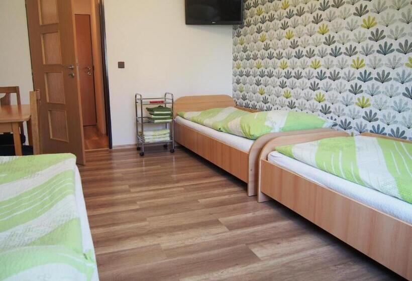 标准三人间, Olga