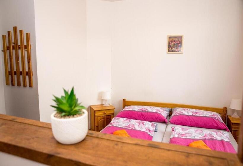 חדר סטנדרט לשלושה, Penzion A Restaurace Na Salaši