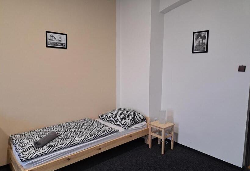 חדר משפחתי, Pension U Johnů