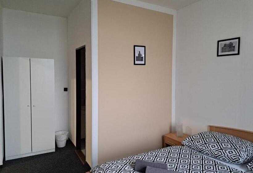 חדר משפחתי, Pension U Johnů