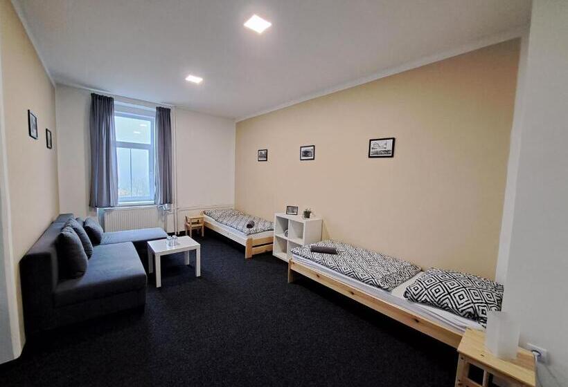 חדר משפחתי, Pension U Johnů