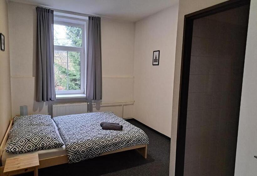 חדר משפחתי, Pension U Johnů