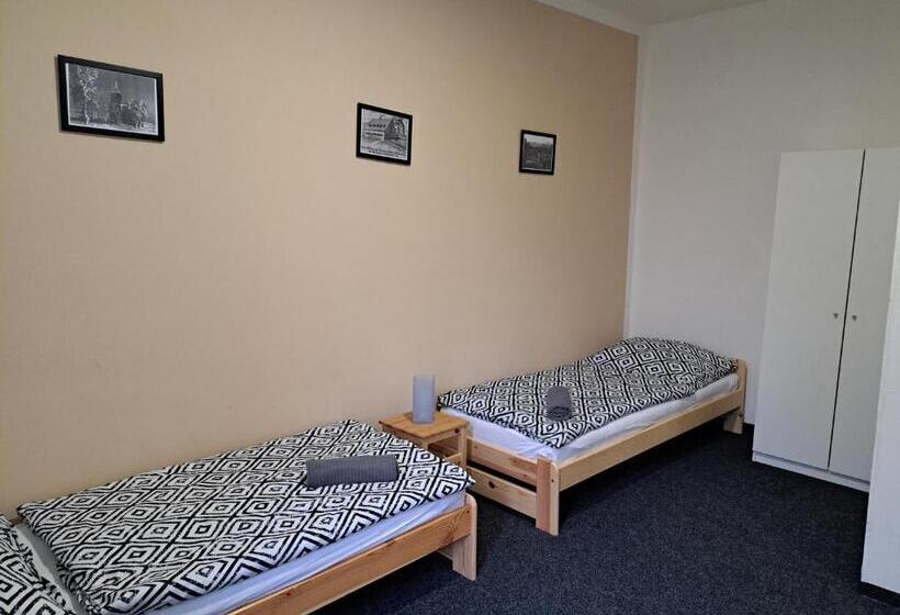 חדר משפחתי, Pension U Johnů