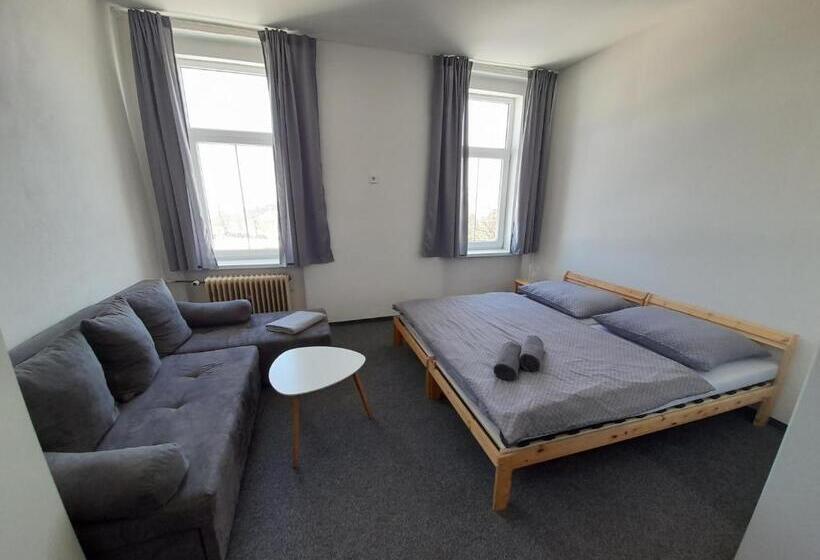 חדר משפחתי, Pension U Johnů