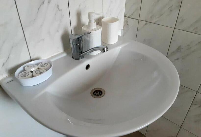 غرفة عائلية مطلّة علي الحديقة, Vesela Sadyba