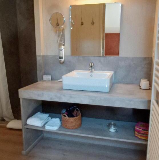 غرفة قياسية ثلاثية, Des Lits Sur La Place