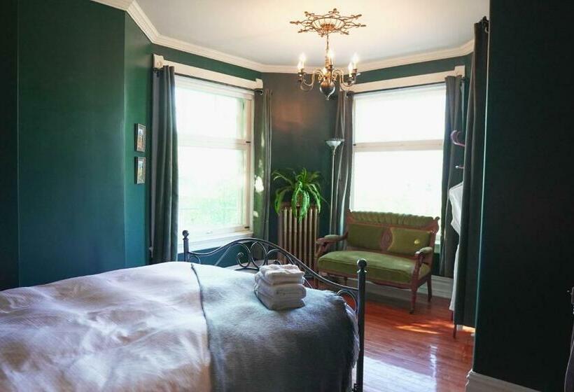 Номер Стандарт, Manoir Des Curiosits