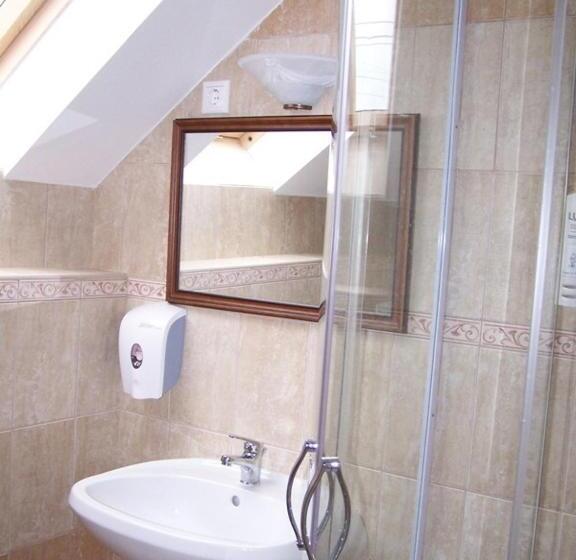 غرفة قياسية ثلاثية, Györgyey Kastély Panzió és étterem