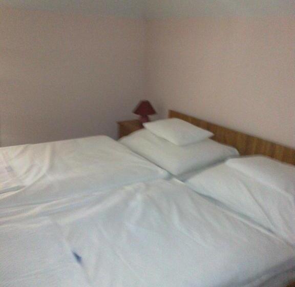 غرفة قياسية ثلاثية, Györgyey Kastély Panzió és étterem