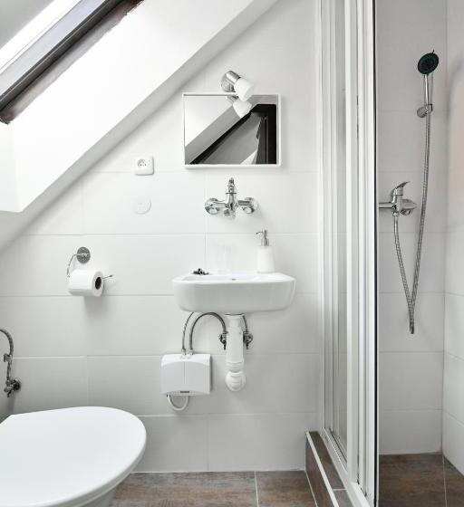 غرفة إقتصادية فردية, Pivoňka