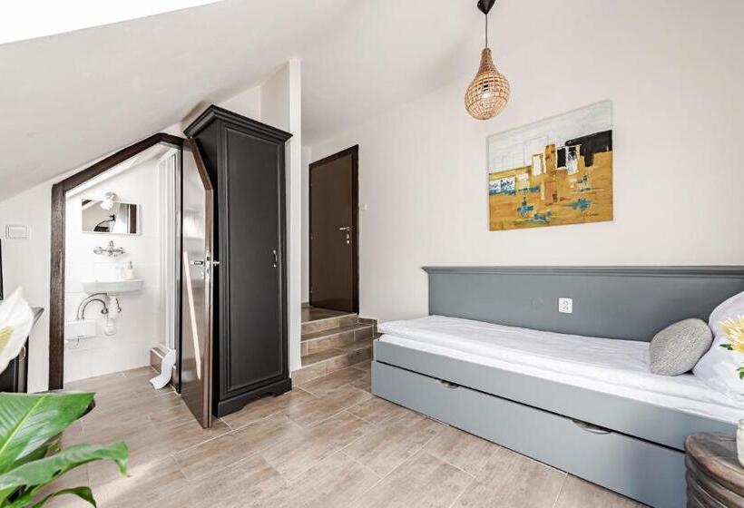 غرفة إقتصادية فردية, Pivoňka