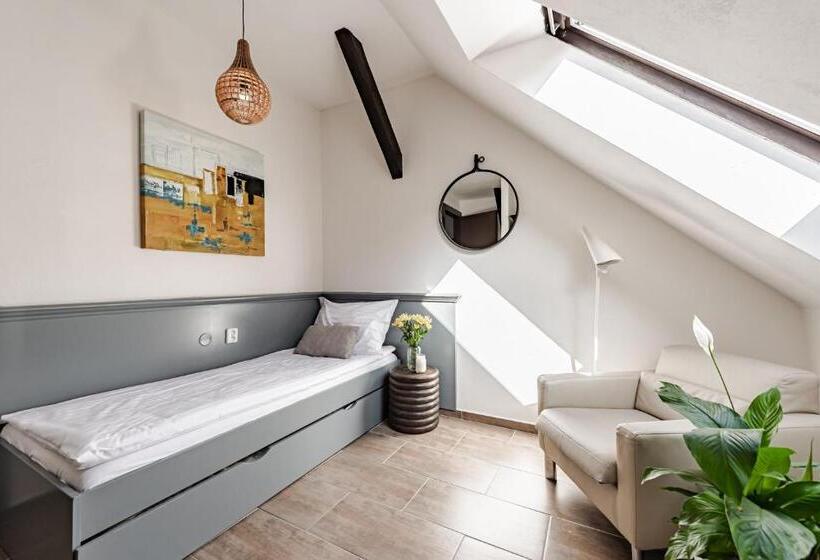 غرفة إقتصادية فردية, Pivoňka