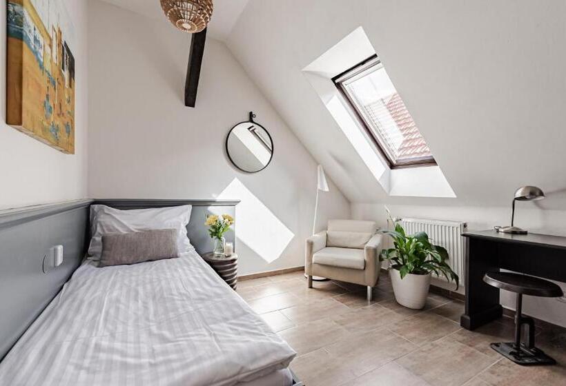 غرفة إقتصادية فردية, Pivoňka