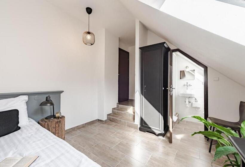 غرفة إقتصادية فردية, Pivoňka