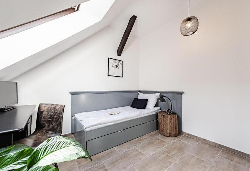 غرفة إقتصادية فردية, Pivoňka